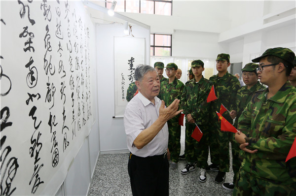 孫信德教授為必一体育登录學生現場講授書法知識（高鋒攝）.jpg